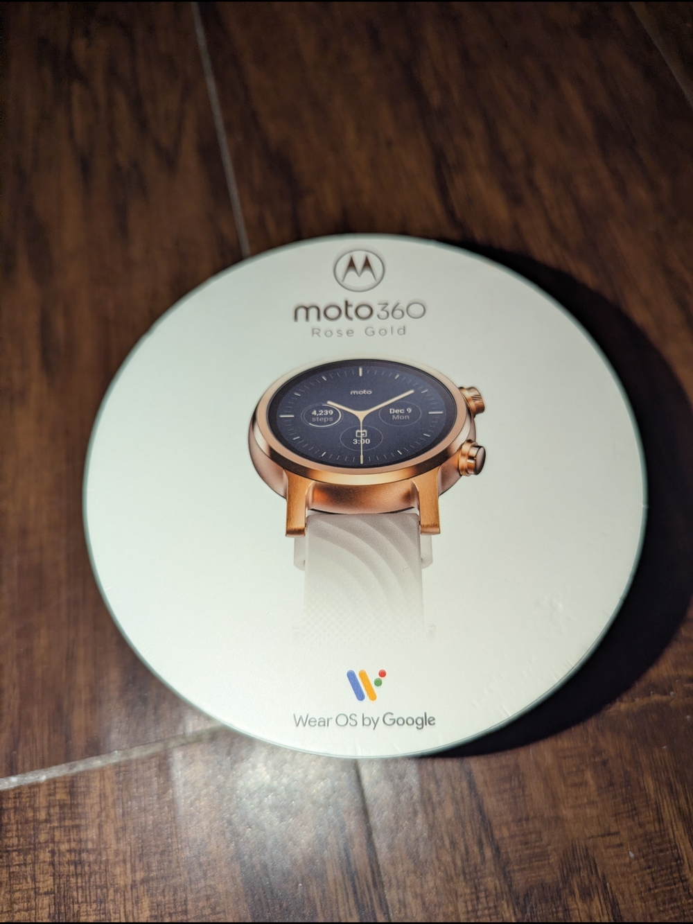 Motorola White Round Smartwatch Packaging